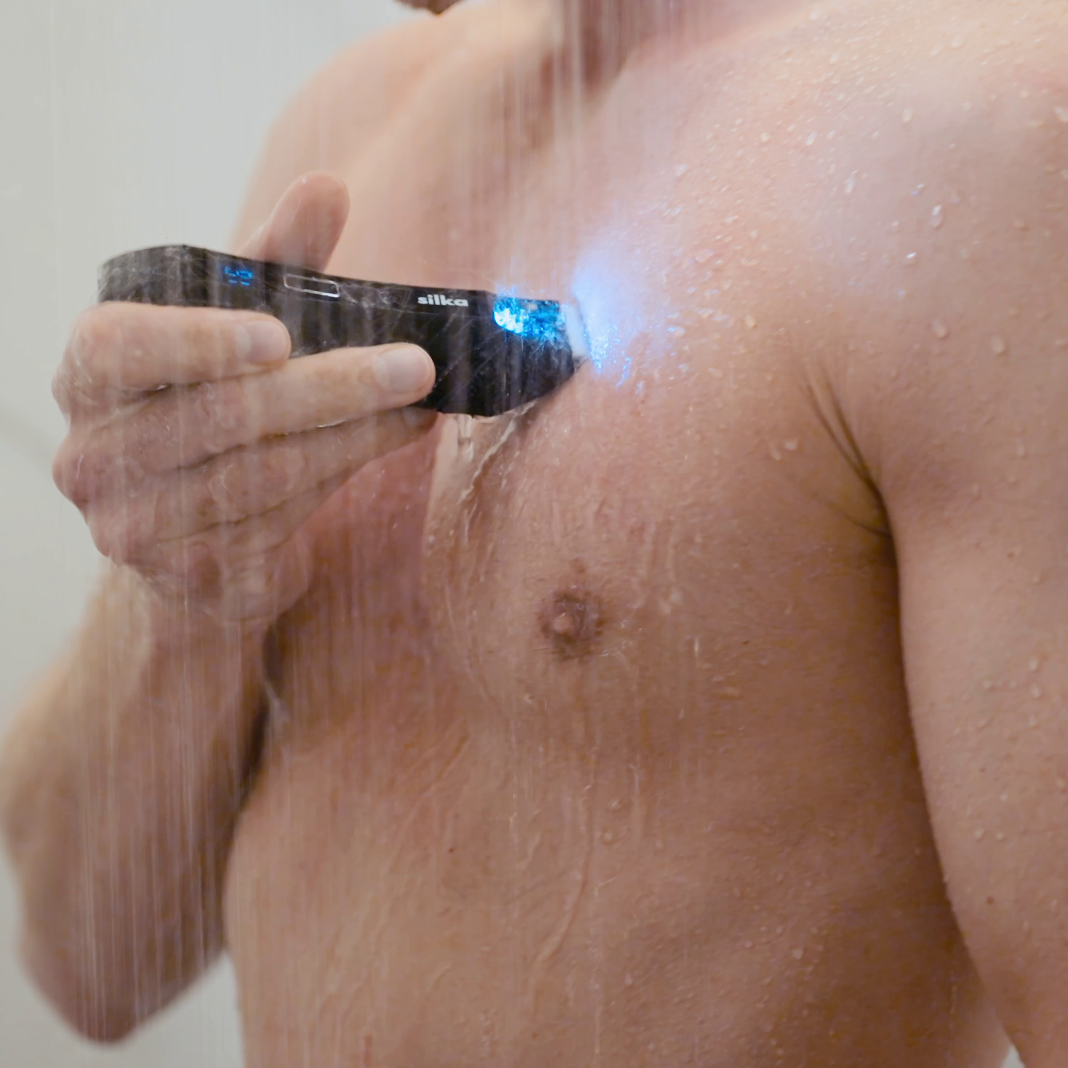Hombre usando Body Trimmer Silka depiladora corporal pecho